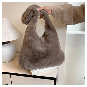 Détail de la texture douce en peluche sur le sac cabas marron clair pour l'automne