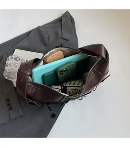 Détails de l'intérieur spacieux d'un grand sac cabas marron montrant sa grande capacité