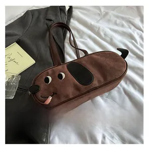 Détails du sac bandoulière marron en forme de teckel, matière suède et cuir noir