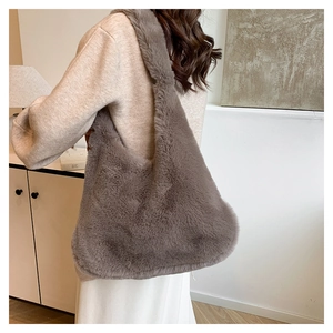 Vue latérale d'un sac cabas en fausse fourrure douce montrant sa silhouette sur un modèle