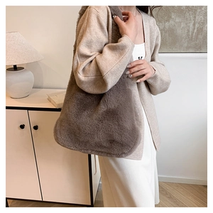 Gros plan détaillé sur la texture en fausse fourrure d'un grand sac à main taupe