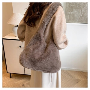 Détail du sac cabas en fausse fourrure douce avec large bandoulière en peluche taupe