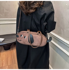 Vue arrière d'un mannequin portant un sac bandoulière teckel marron en suédine douce