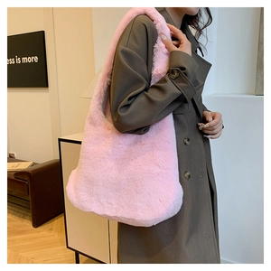 Gros plan sur un sac cabas en fausse fourrure rose élégant avec bandoulière large mode
