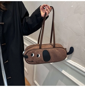 Détail du sac bandoulière marron en forme de chiot en daim synthétique avec fermeture éclair
