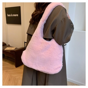 Détail du sac hobo en fausse fourrure rose montrant la texture douce et le style décontracté