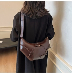 Vue détaillée d'un sac demi-lune marron foncé avec des nœuds décoratifs et effet cuir chic