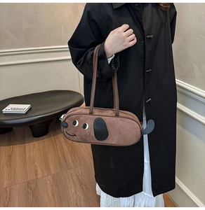 Détail du sac bandoulière marron en daim en forme de teckel avec oreilles et queue