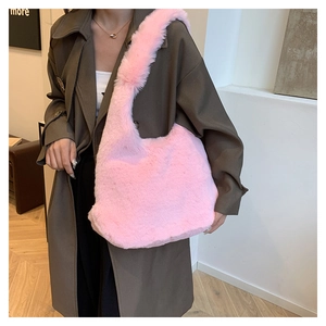 Détail d'un sac à épaule rose en peluche douce fabriqué en fourrure synthétique