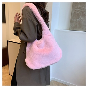 Détail de la texture en fausse fourrure rose et du matériau pelucheux du sac à bandoulière