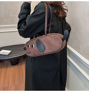Détail d'un sac à bandoulière en forme de chien en daim marron avec oreilles 3D