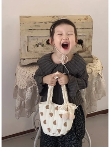 Détail du sac fourre-tout matelassé pour enfants avec motif d'ours et bordure dentelle