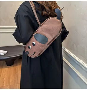 Gros plan sur un sac bandoulière marron en daim en forme de chien avec oreilles noires