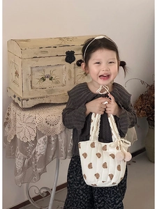 Gros plan détaillé du sac à main pour enfant en coton matelassé avec motifs d'ours