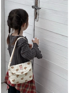 Dettaglio borsa a tracolla per bambini in cotone trapuntato crema con stampe orso
