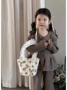 Dettaglio della borsa trapuntata per bambina con stampe di orsi e pizzo sul manico