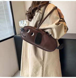 Vue détaillée d'un sac à épaule marron en cuir PU en forme de teckel avec un trench-coat