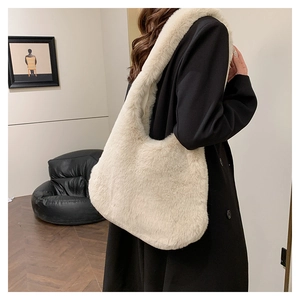 Détail d'un sac cabas en fausse fourrure crème montrant la texture douce et le style automne