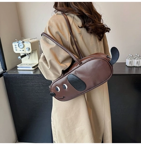 Sac à bandoulière marron en forme de chien en cuir PU porté par un mannequin en automne
