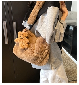 Détail du sac à épaule en fausse fourrure marron avec peluche douce et pendentif ours