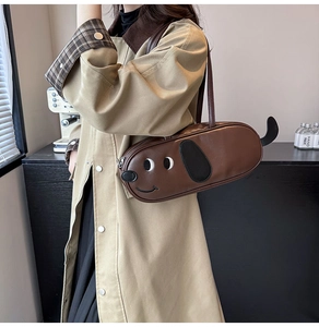 Détail d'un sac à main en cuir PU en forme de chien marron avec broderie et petite queue