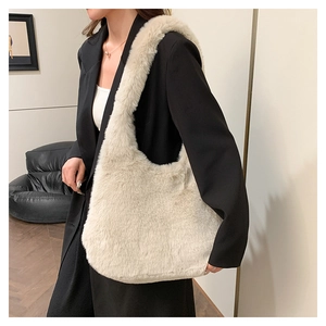 Détail du sac à bandoulière en fausse fourrure pelucheuse blanc crème à texture douce