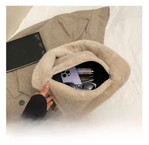 Vue intérieure du sac en peluche beige montrant l'espace pour téléphone et maquillage