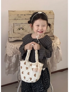 Détail du sac enfant en coton blanc matelassé avec imprimé ours et dentelle