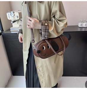 Détail d'un sac à main teckel marron en cuir PU avec bandoulière longue réglable