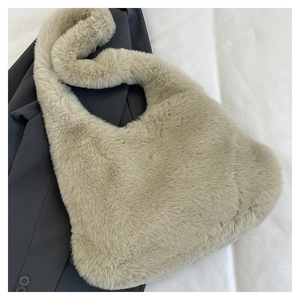Détail du sac à bandoulière en fausse fourrure vert sauge avec une large bandoulière