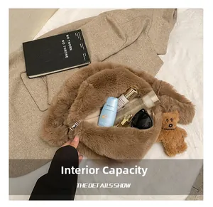 Gros plan de l'intérieur du sac à bandoulière en peluche brune montrant sa grande capacité