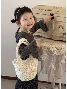 Détail de sac à main floral pour filles avec pompons en peluche et motif rétro chic