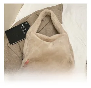 Gros plan du sac à bandoulière en fausse fourrure beige avec une texture douce et pelucheuse