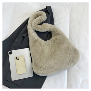 Détail d'un sac à bandoulière en fausse fourrure pelucheuse grise avec une texture douce
