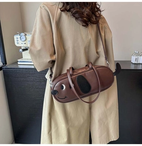Détail d'un sac bandoulière en similicuir marron en forme de chien sur un mannequin