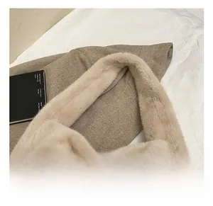 Gros plan sur la texture douce d'un sac à bandoulière en fausse fourrure pelucheuse