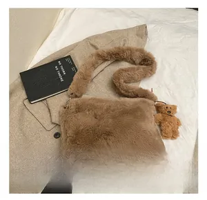 Gros plan sur le sac à bandoulière en peluche marron avec breloque ours mignon