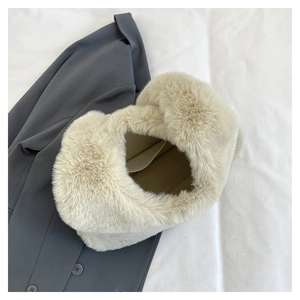 Vue détaillée du sac en fausse fourrure beige montrant la doublure et la poche interne