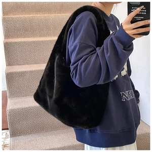 Détail du grand sac cabas noir en fausse fourrure montrant la texture douce et le style