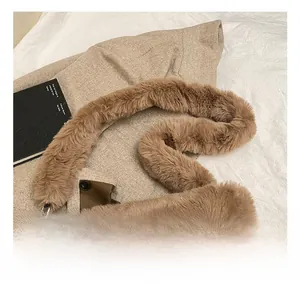 Détail de la fourrure synthétique marron et de la boucle en métal de ce sac à bandoulière