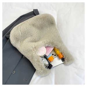 Vue intérieure d'un sac cabas en peluche crème montrant sa grande capacité de rangement