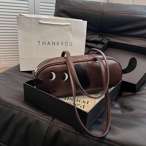 Sac bandoulière tendance en cuir PU en forme de teckel marron sur une boîte cadeau