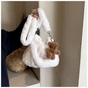 Détail du sac nuage en peluche blanche avec charm ours brun et fermeture éclair argentée