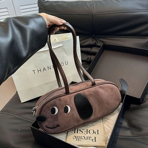 Sac à main chiot en daim marron avec yeux brodés et oreilles en cuir noir