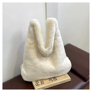 Sac fourre-tout chic en fausse fourrure blanc cassé avec poignées intégrées pour l'automne