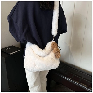 Détail du sac à bandoulière en peluche blanche avec fausse fourrure et pendentif ours