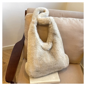 Sac hobo minimaliste en fausse fourrure beige avec nœud décoratif pour l'automne-hiver