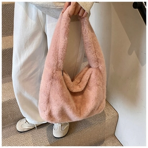Détail du sac à main en peluche rose montrant la texture douce et la grande capacité