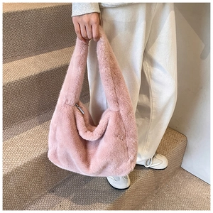 Détail du sac à bandoulière en peluche rose avec texture douce et fermeture éclair argent