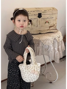 Détail du cardigan en maille grise pour filles avec pantalon à fleurs et sac assorti